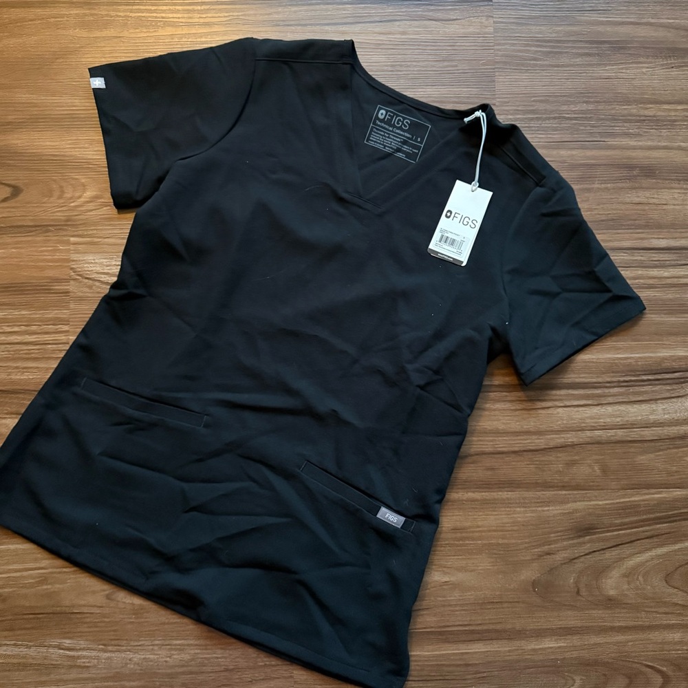 Figs Women's Short Casma Three Pocket Top Black